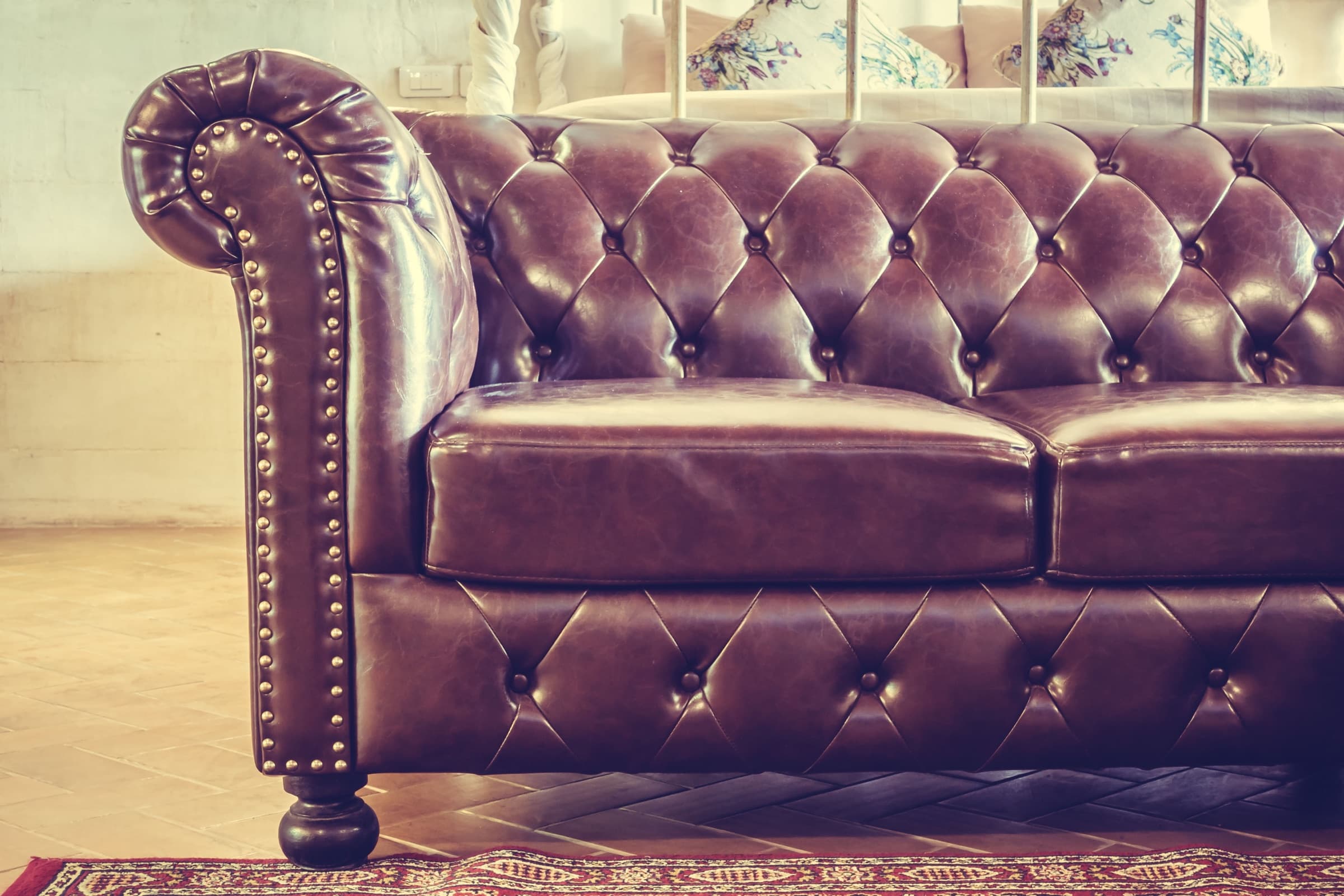 Soggiorno elegante con divano Chesterfield in pelle marrone — Tomana Dreams